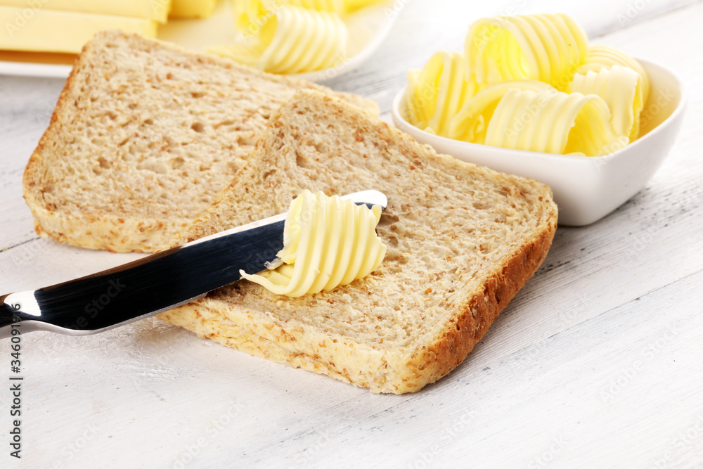 Toasted bread with fresh butter curls. margarine or spread, natural dairy product on breakfast bread - obrazy, fototapety, plakaty 