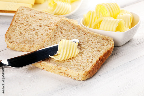 Fotografi Toasted bread with fresh butter curls