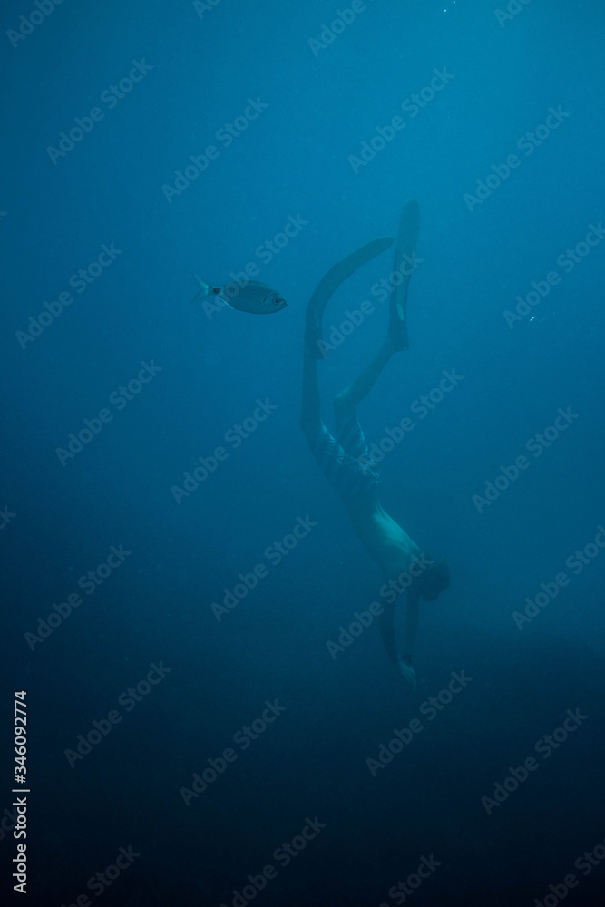 Naklejka premium Diving in clear water