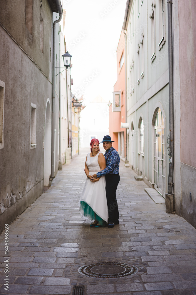 Brautpaar in einer engen Straße