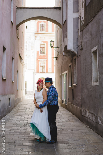 Brautpaar in einer Gasse mit italienischem Flair © Nena