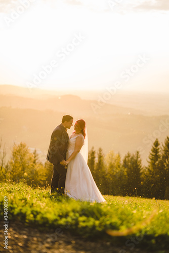 Verliebtes Brautpaar in schöner Landschaft bei Sonnenuntergang © Nena