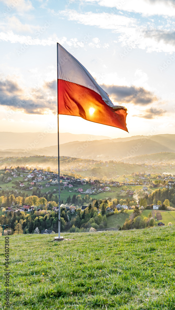 Flaga Polski w górach Beskid Śląski - obrazy, fototapety, plakaty 