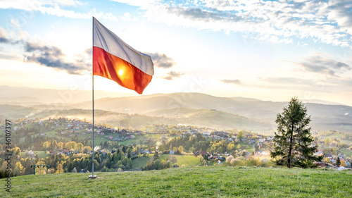 Fototapeta Naklejka Na Ścianę i Meble -  Flaga Polski w górach Beskid Śląski