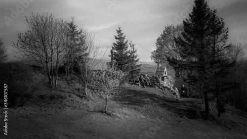 Fototapeta Naklejka Na Ścianę i Meble -  kapliczka w górach, Beskid Śląski 