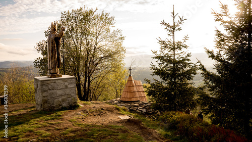 Fototapeta Naklejka Na Ścianę i Meble -  kapliczka w górach, Beskid Śląski 