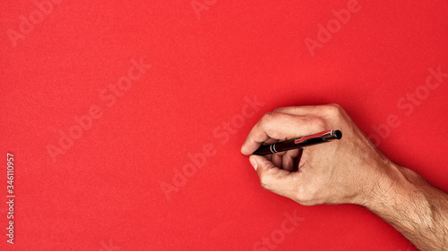 Męska ręka pisze na pustym tle