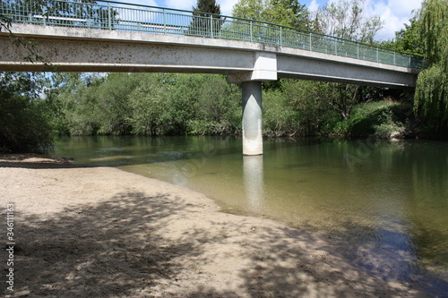 Brücke über dem Fluss mit sandigem Ufer