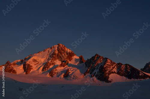 Paisaje de montaña en los Alpes photo