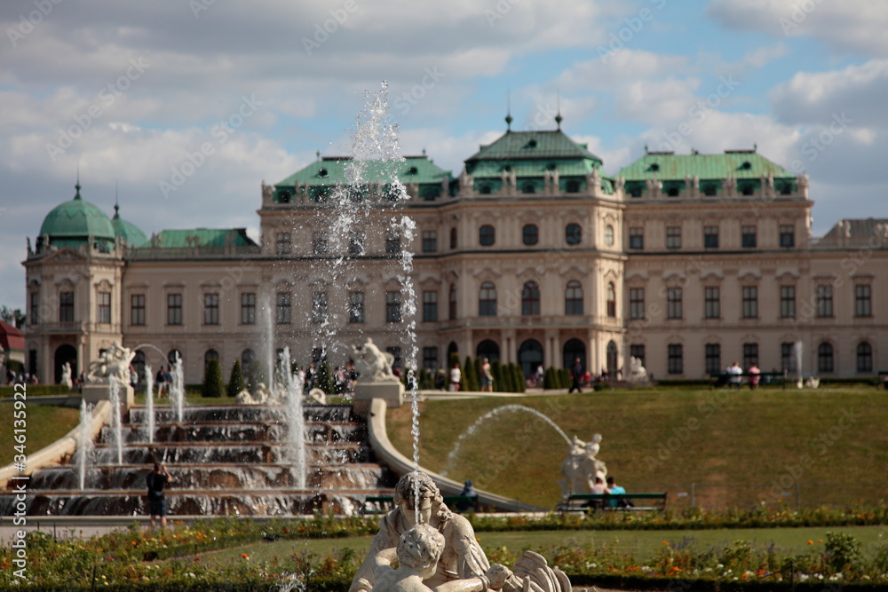 Obraz premium Beautiful view of famous Schloss Belvedere, built by Johann Lukas von Hildebrandt as a summer residence for Prince Eugene of Savoy