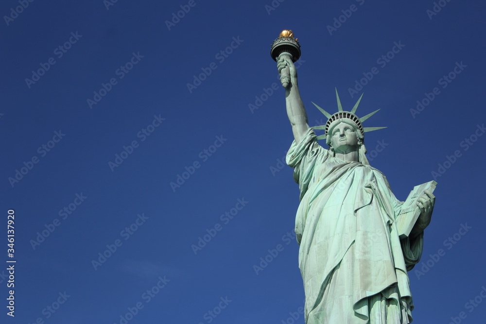 Fototapeta premium Statue de la liberté sous un ciel bleu