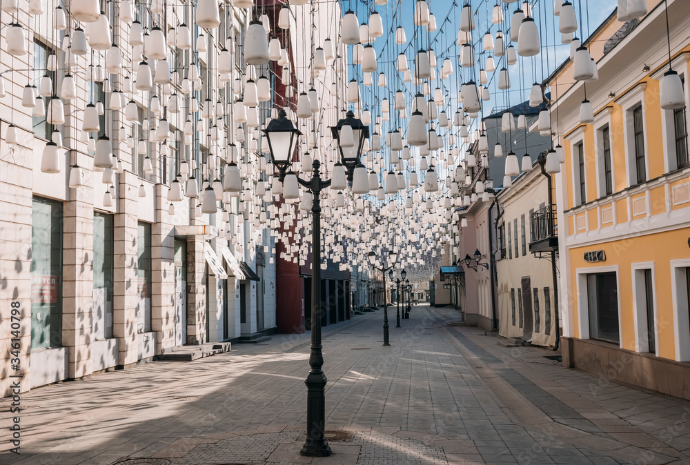 Obraz premium Empty Stoleshnikov lane in Moscow during the quarantine lockdown in April 2020