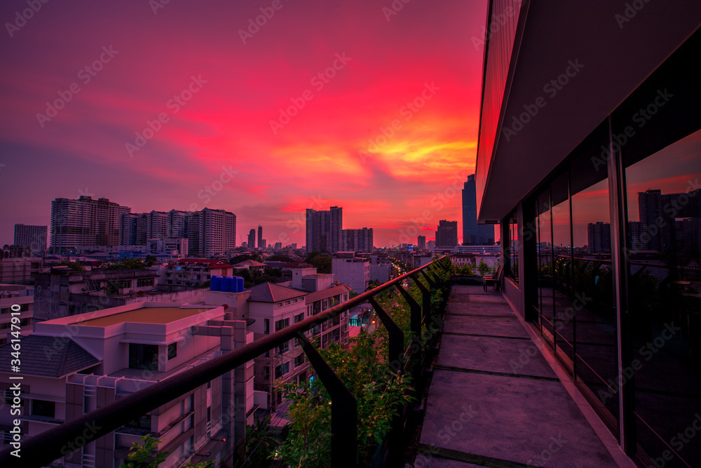 Obraz premium The high angle background of the city view with the secret light of the evening, blurring of night lights, showing the distribution of condominiums, dense homes in the capital community