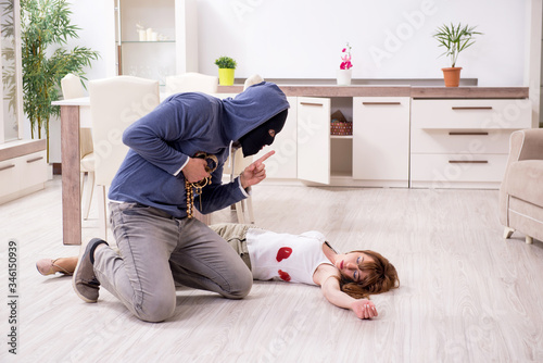 Εκτύπωση καμβά Gangster and young woman in robbery concept