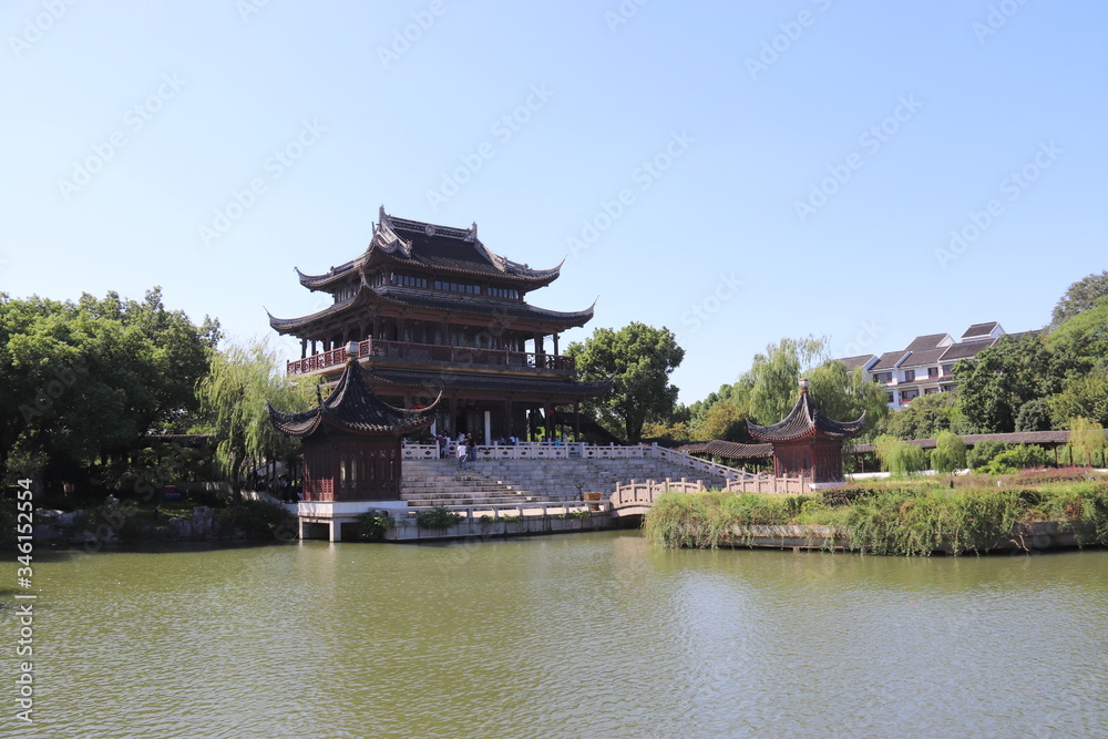 Lac et pavillon du parc de Panmen à Suzhou, Chine