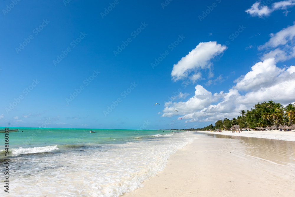 タンザニア・ザンジバル島のパジェビーチに広がる、青空と白い砂浜