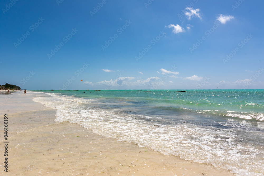 タンザニア・ザンジバル島のパジェビーチに広がる、青空と白い砂浜