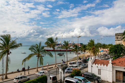 タンザニア・ザンジバル島のストーン・タウンにある、パレス博物館から港と青空を眺める