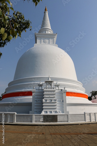 buddhist stupa in sri lanka