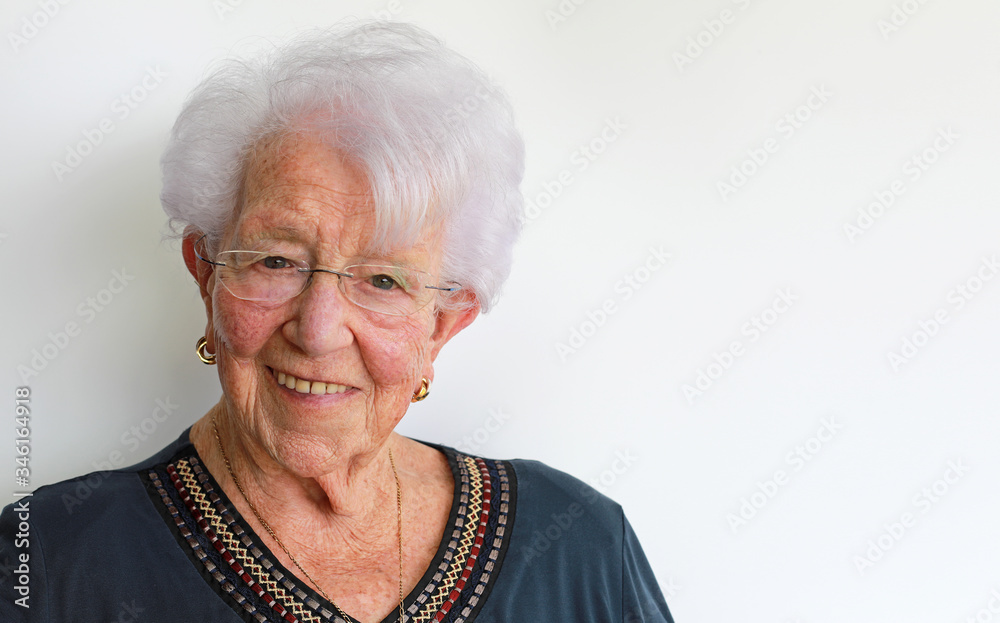 mujer mayor alegre sonriendo feliz con pelo blanco y gafas con estilo  4M0A0737-as20 Stock Photo