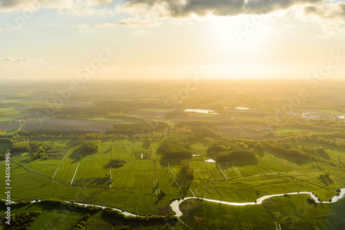 Luftaufgnahme einer Landschaft mit Fluss im Morgenlicht
