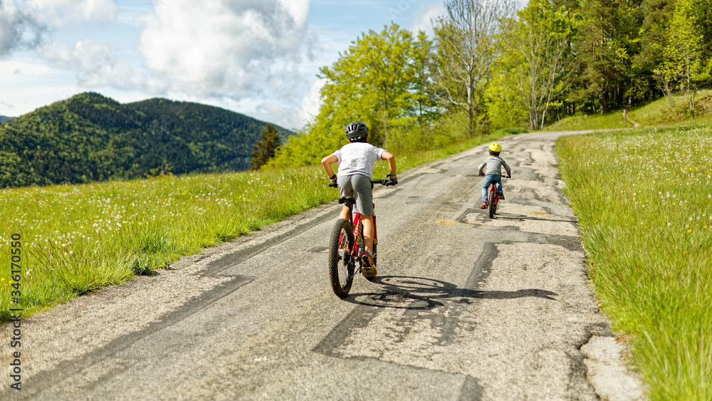 Fototapeta premium Enfants en VTT dans le Vercos en période de confinement pour faire de l'exercice