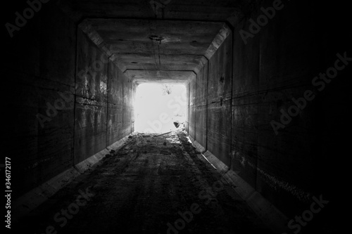 un túnel oscuro con la luz del fondo