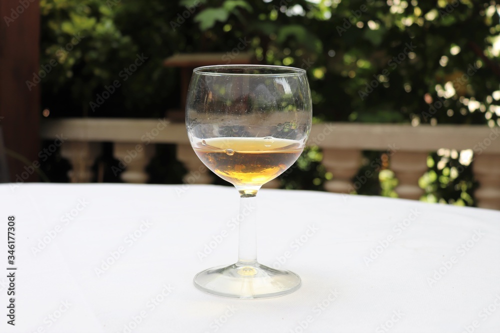 Pastis sans eau dans un verre transparent sur une nappe blanche - Département du Rhône - France