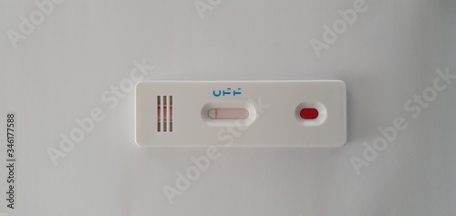 Test sierologico rapido covid 19 su sfondo bianco 