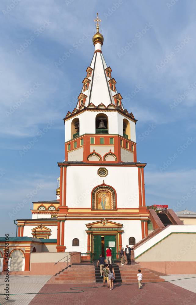 Obraz premium Irkutsk. Parishioners and tourists enter the beautiful Epiphany Cathedral for evening worship