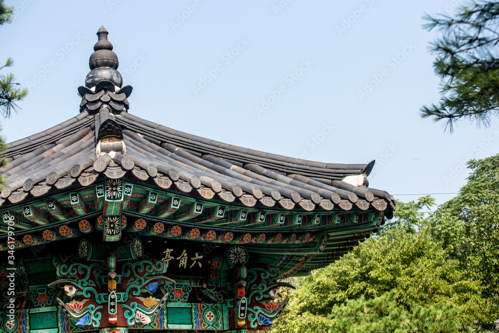 Fototapeta premium 건축, asia, 건물, 고대, 여행, 지붕, 전통, 문화, 나이든, sky, 한옥, 닛폰, 나무로 되는, 신앙, home, 팔각정, 사, blue, 경계표, 역사, 관광, 사자, 석탑, 양식, 건축양식, 서까래, 기와장, 기와, 기단, 초석, 창호, 처마, 지붕, 사당, 단청, 대문채, 문화유산, 건축문화, 건축양식, 한옥양식, KOREA STYLE HO