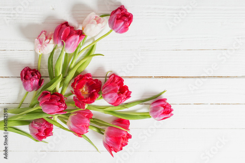 Fototapeta Naklejka Na Ścianę i Meble -  red tulips on white wooden background