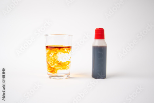 Tableau sur toile A cup with a gargle うがい薬