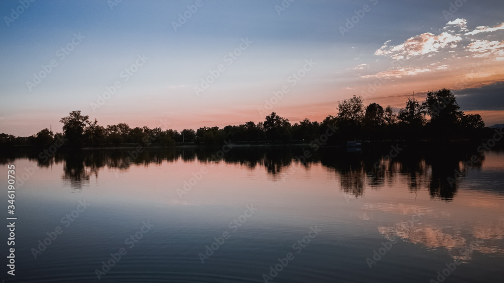 Obraz premium Sunrise with a lake in the foreground