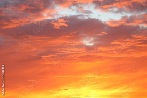Fototapeta Naklejka Na Ścianę i Meble -  Ein Sonnenuntergang mit Wolken.