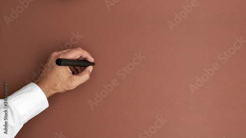 Męska ręka pisze na pustym tle