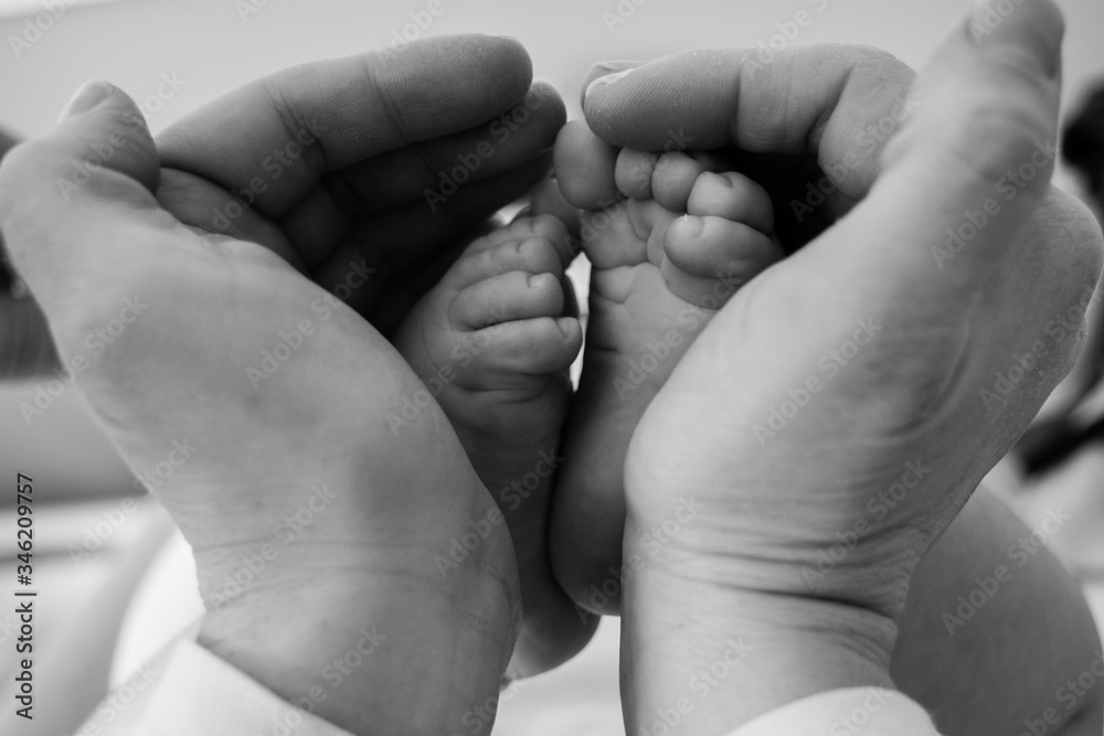 maternidad como una madre toca los pies de su hijo maternidad como una madre toca los pies de su hijo