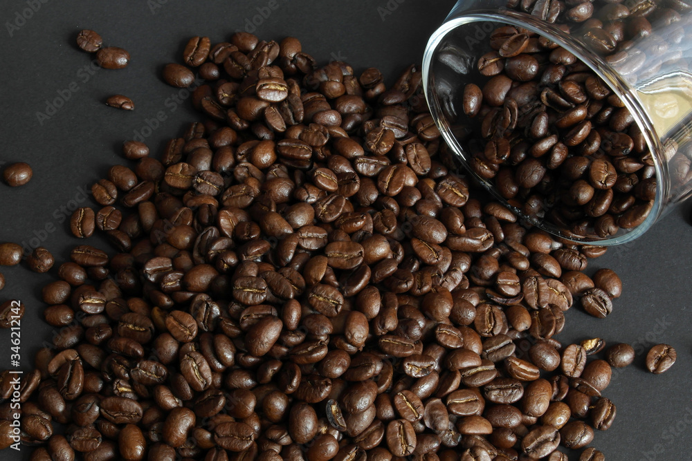 Fototapeta premium aromatic coffee beans in a wooden plate