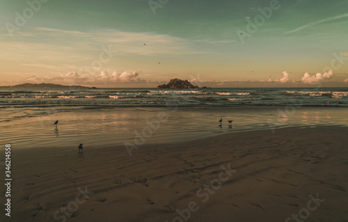 Fototapeta Naklejka Na Ścianę i Meble -  Świetlisty zachód słońca na tropikalnej plaży.
