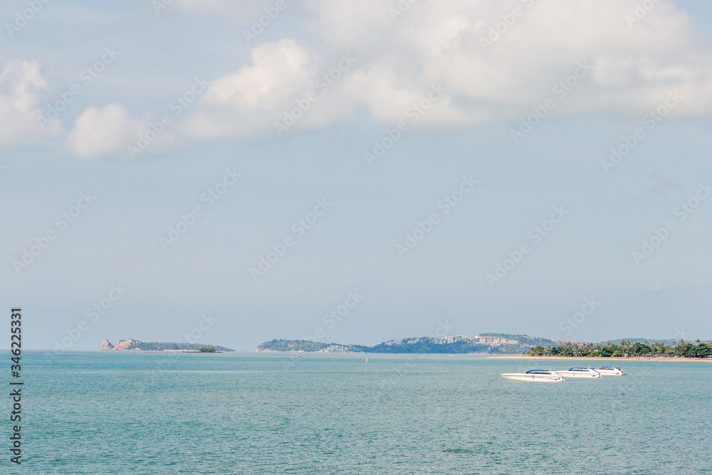Vista de paisaje de una playa paradisíaca con lanchas motoras