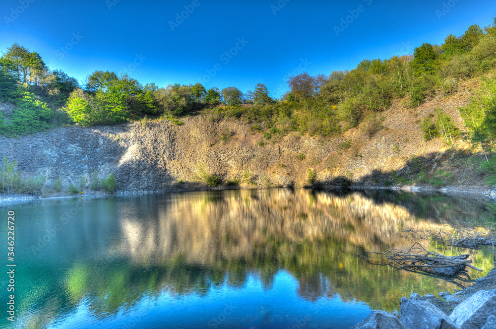 Der blaue Basaltsee