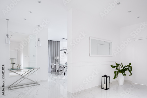Papier peint Bright and white corridor interior