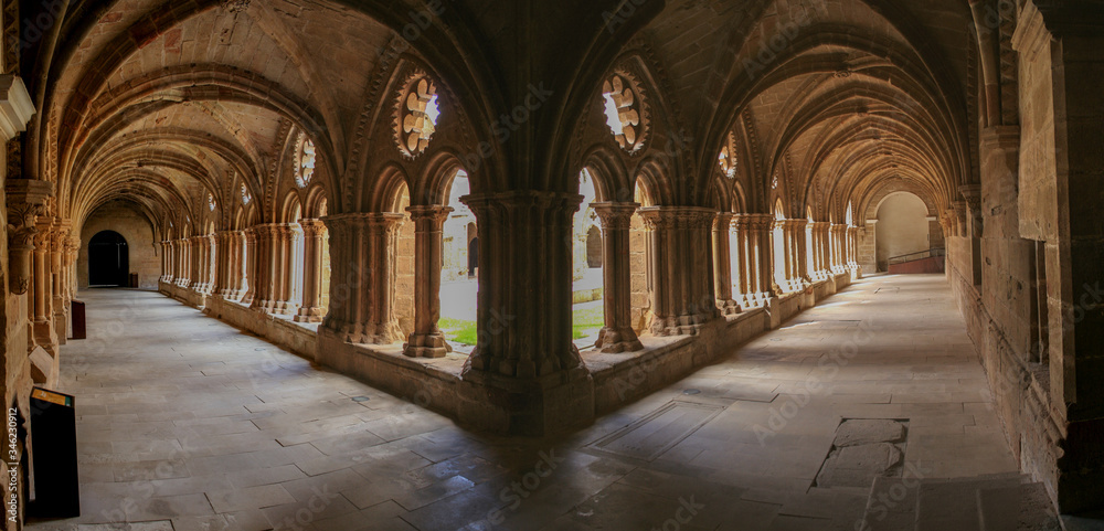 El monasterio de Rueda en la provincia de Zaragoza perteneció a una antigua orden cisterciense y en la actualidad se ha convertido en una preciosa hospedería donde descansar y conocer su historia.