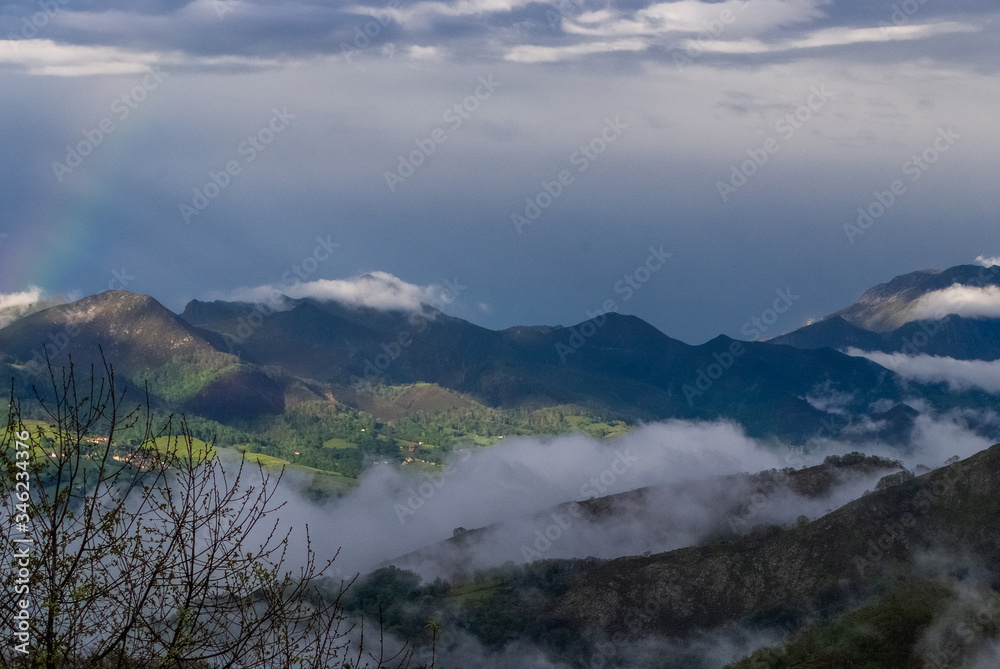 ASTURIAS MONTAÑA NUBES BAJAS CIELO ASTURIAS MONTAÑA NUBES BAJAS CIELO