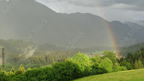 Regenbogen an den Bergen