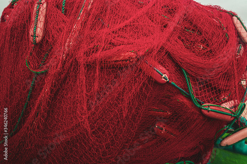 Kolorowe sieci rybackie oraz boje, łowienie ryb.