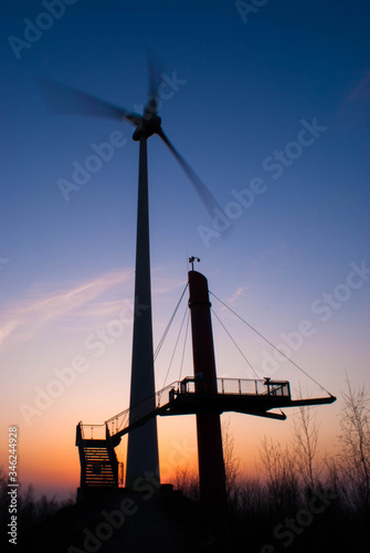 Windrad kurz nach Sonnenuntergang auf dem Piesberg