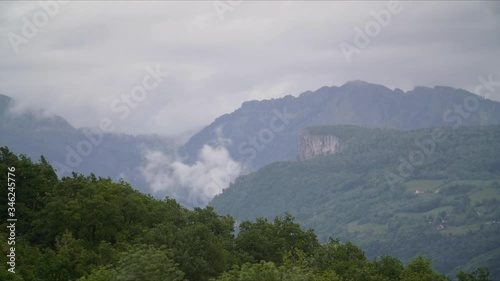 Timelapse de montagne des alpes française ou l'on aperçoit les massif du vercors et de la chartreuse . photo