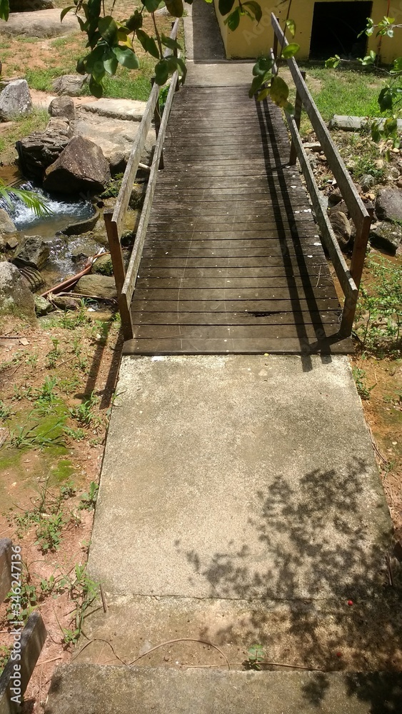 Obraz premium Ponte sobre riacho de manhã 