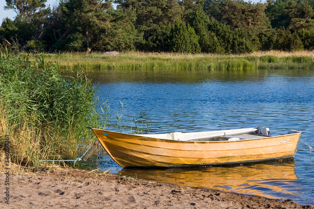 Ein gelbes Boot liegt an einem Strand im Meer Ein gelbes Boot liegt an einem Strand im Meer